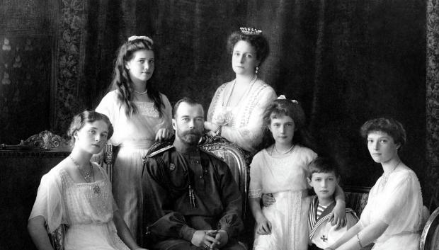 La familia imperial rusa. De izquierda a derecha: Olga, María, Nicolás II, Alejandra, Anastasia, Alekséi y Tatiana