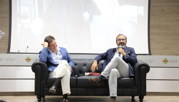 El editor de CEU Ediciones, Pablo Velasco, presentó a Enrique García Máiquez desde un chester