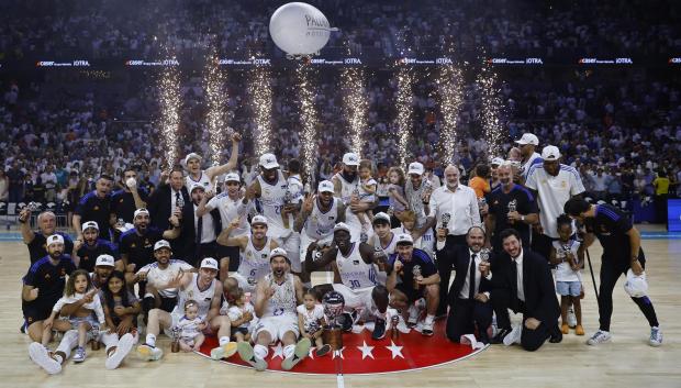 Los jugadores del Real Madrid celebran la victoria en la Liga ACB