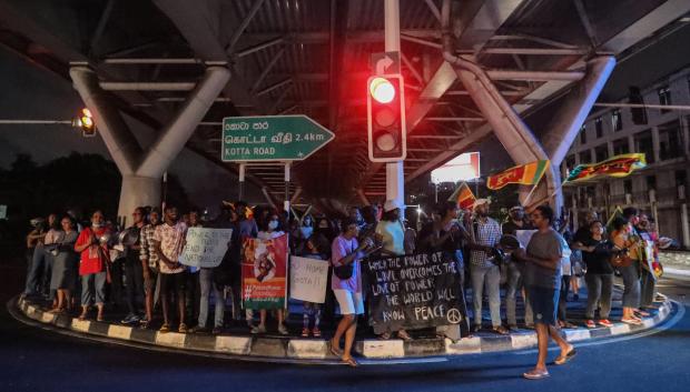 Miles de personas se manifiestan habitualmente por las calles de Colombo por la grave crisis financiera del país