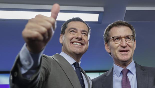 El presidente del Partido Porpular, Alberto Núñez Feijóo (d) posa con el presidente de Andalucía, Juanma Moreno (i) antes de la celebración este martes de la Junta Directiva Nacional del PP en Madrid
