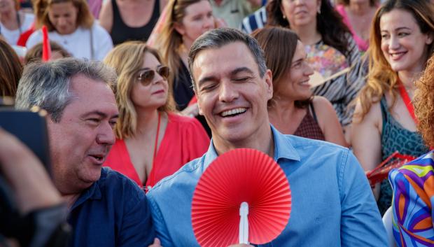 Pedro Sánchez se agarra a un cheque de 300 euros tras la derrota electoral en Andalucía