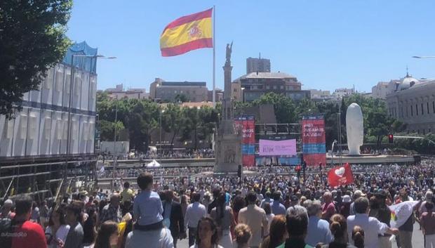 La gran bandera de España de la plaza de Colón