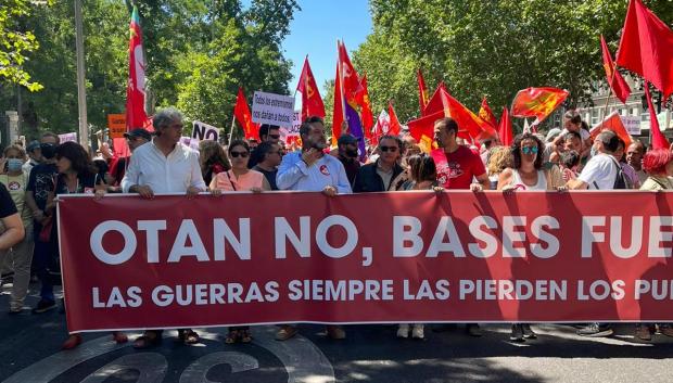 Enrique Santiago, el secretario de Estado de Sánchez, acude a la manifestación contra la cumbre de la OTAN