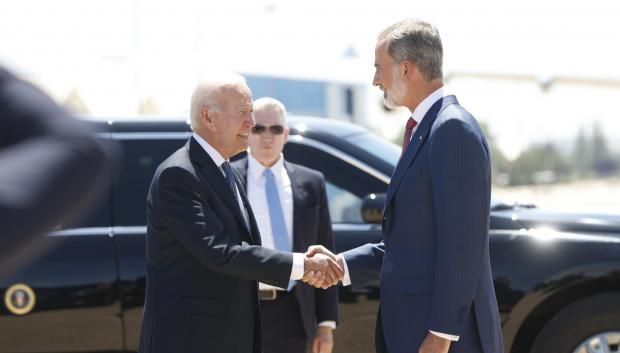El rey Felipe VI recibe al presidente de Estados Unidos, Joe Biden este martes en la Base Aérea de Torrejón de Ardoz, en Madrid