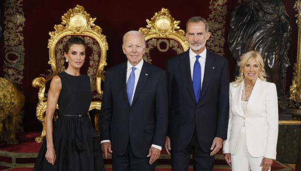 Los Reyes, junto al presidente de los EE.UU. y la primera dama, en el saludo previo a la cena de gala en el Palacio Real de Madrid