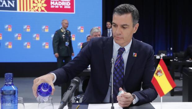 Sánchez, con la bandera de España invertida, en la cumbre de la OTAN