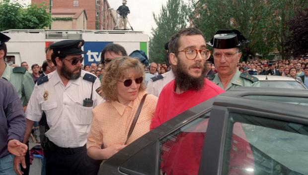 José Antonio Ortega Lara, en compañía de su esposa Domitila, llega a su domicilio después de haber sido liberado por la Guardia Civil