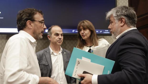 La presidenta de JxCat, Laura Borràs (c), acompañada por el secretario general del partido, Jordi Turull ((2i), el vicepresidente y portavoz Josep Rius (i) y el portavoz parlamentario Albert Batet (d)