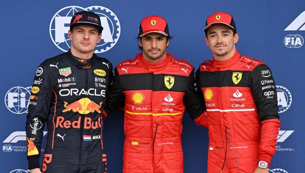 Carlos Sainz, acompañado por Max Verstappen y Charles Leclerc