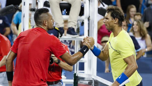 Kyrgios y Nadal se dan la mano tras jugar en Cinccinati