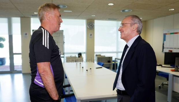 Florentino Pérez charla con Carlo Ancelotti en el inicio de la pretemporada del Real Madrid, que se llevará a cabo en tres fases