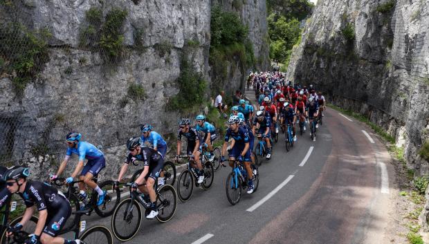 El pelotón de ciclistas, en un momento de la 8ª etapa del Tour de Francia