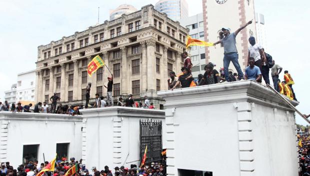 Manifestantes tratando de tomar el palacio presidencial de Sri Lanka