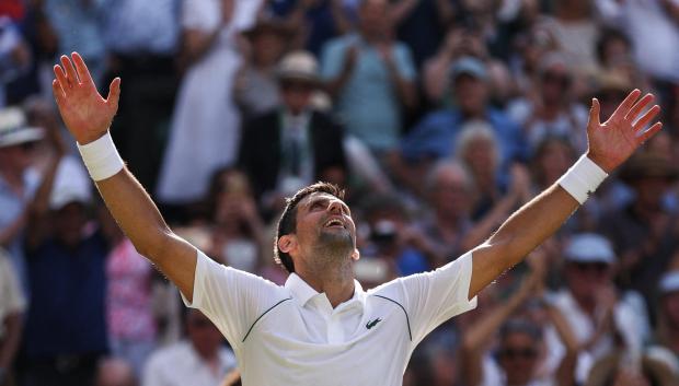 Novak Djokovic, justo en el momento de proclamarse campeón de Wimbledon