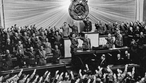 Sesión del Reichstag nazi presidida por Hermann Göring y con los diputados haciendo el saludo fascista a Adolf Hitler (julio de 1940)