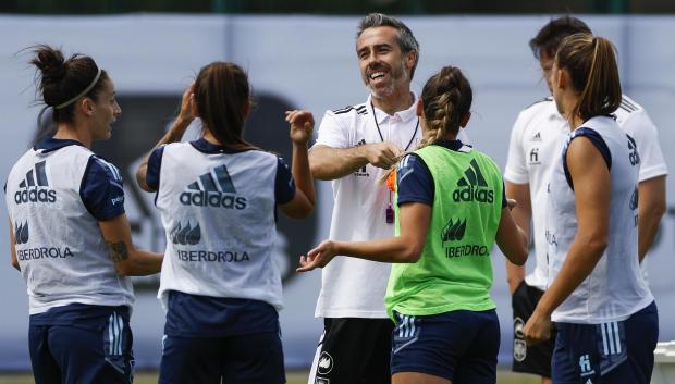 Jorge Vilda, seleccionador nacional, con algunas jugadoras en el entrenamiento