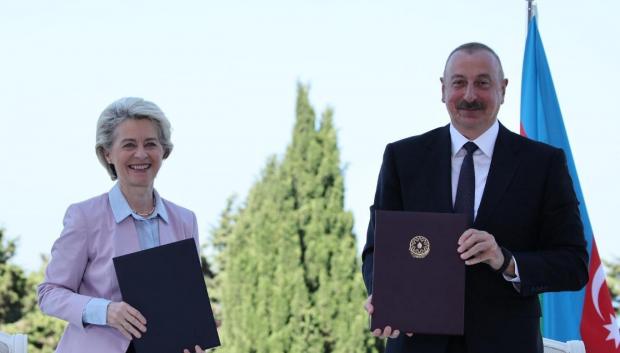 Ursula von der Leyen, y el presidente de Azerbaiyán, Ilham Alíev tras la firma del acuerdo