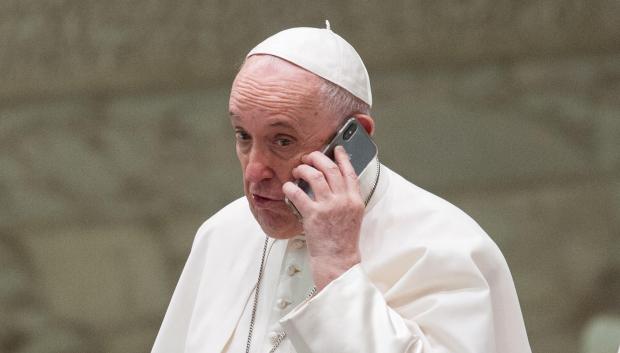 Papa Francisco hablando por teléfono