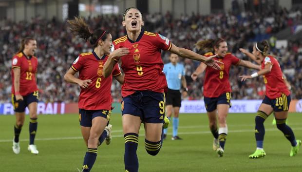 Esther González celebra el gol que ha dado a España el pase a semifinales