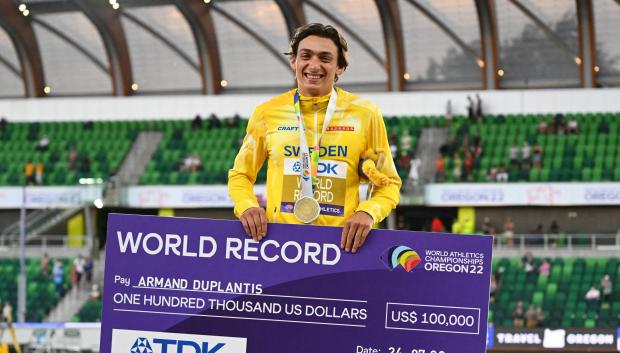 Armand Duplantis, con el diploma que le dieron con motivo del récord mundial de pértiga