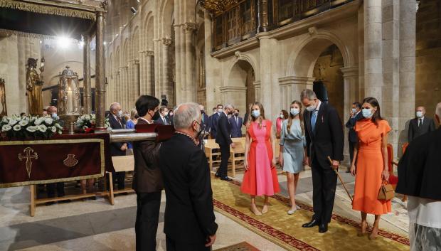 Los reyes Felipe y Letizia, la princesa Leonor (c) y la infanta Sofía (3d) saludan a su llegada a la ofrenda al apóstol Santiago
