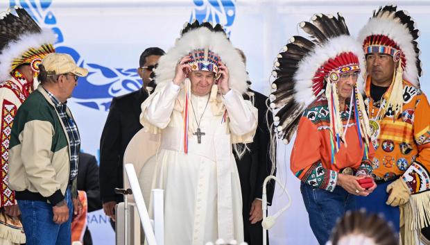El papa Francisco lleva un tocado que le regalaron los líderes indígenas durante una reunión en Muskwa Park en Maskwacis, Alberta, Canadá