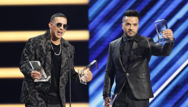 Daddy Yankee y Luis Fonsi durante los Billboard Latin Music Awards 2018 en Las Vegas