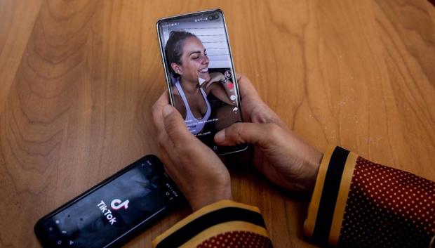 Una persona mira en su móvil el vídeo de una joven en la red musical Tik Tok, en Madrid (España), a 22 de septiembre de 2020. TikTok ha publicado este martes su tercer Informe de Transparencia, que recoge la actividad del primer semestre de 2020, en el que se eliminaron más de cien millones de vídeos por infringir las normas de la plataforma.
POLITICA
Europa Press