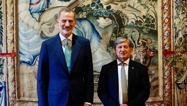 El Rey junto al presidente del Parlamento de las Illes Balears, Vicenç Thomas i Mulet