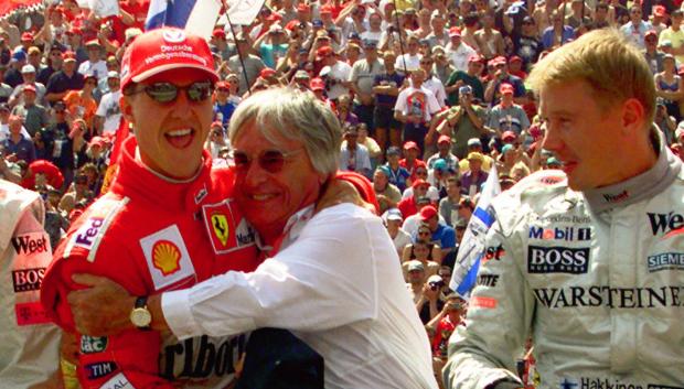 Bernie Ecclestone junto a Michael Schumacher y Mika Hakkinen durante el GP de Hungría en el año 2000