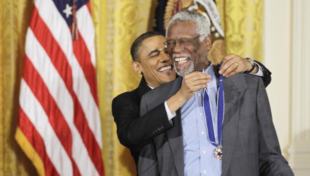 Bill Russell, en 2011, recibiendo la Medalla de la Libertad por parte de Barack Obama
