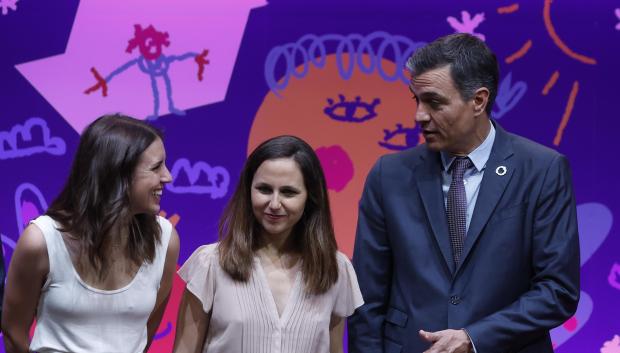 Pedro Sánchez junto a las ministras Irene Montero e Ione Belarra