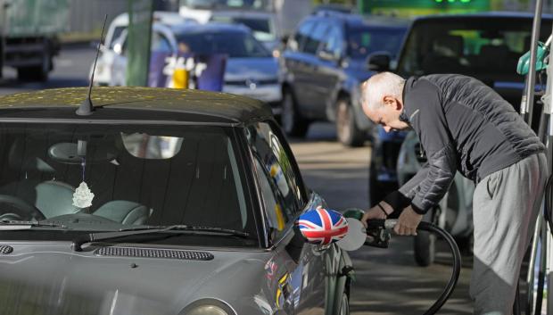 Un hombre reposta en una gasolinera en Londres, Reino Unido