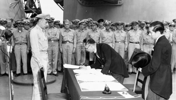 El Ministro de Relaciones Exteriores Mamoru Shigemitsu firma el Acta de Rendición en nombre del Gobierno de Japón, finalizando formalmente la Segunda Guerra Mundial