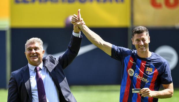 Laporta y Lewandowski en un momento de la presentación del delantero