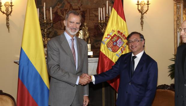 Felipe VI, recibe el saludo del entonces presidente electo de Colombia el pasado domingo, antes de la toma de posesión