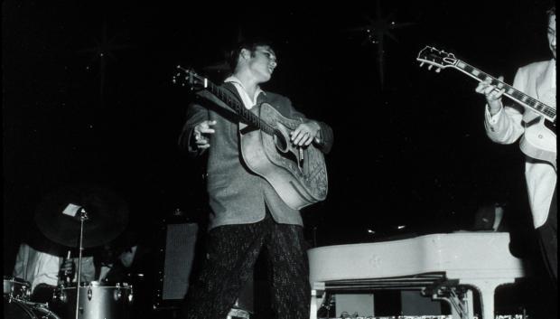 Elvis Presley durante una de sus primeras actuaciones en los años 50