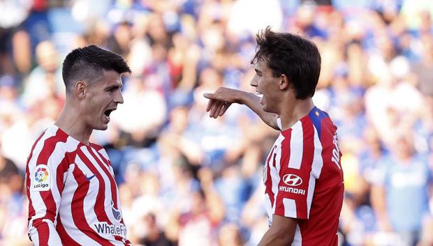 Morata y Joao celebran uno de los goles anotados por el español