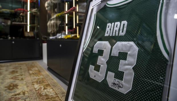 La camiseta de Larry Bird y su '33' de los Celtics que el equipo retiró
