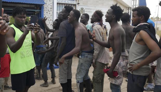 Varios inmigrantes celebran su entrada a Melilla, el pasado mes de junio