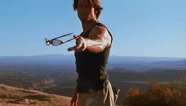 Tom Cruise como Ethan Hunt en Misión Imposible 2, momentos antes de la autodestrucción de un mensaje que ha recibido