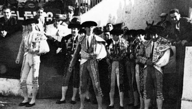 Manolete, Dominguín y Gitanillo de Triana antes del paseíllo en Linares el día de la cogida mortal del matador cordobés