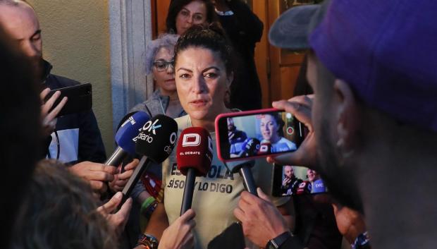 La ex líder de Vox en Andalucía Macarena Olona atiende a los medios antes de comenzar el Camino de Santiago en Sarria.