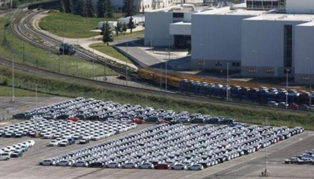 Factoría de VW Landaben con coches a medio producir en campa