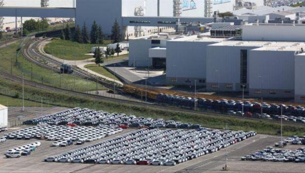 Factoría de VW Landaben con coches a medio producir en campa