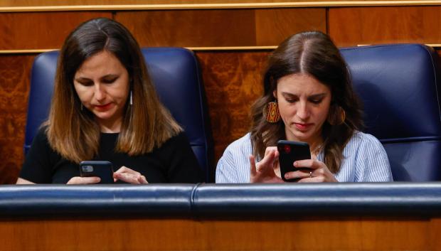 Ione Belarra e Irene Montero en el Congreso con sus iPhone