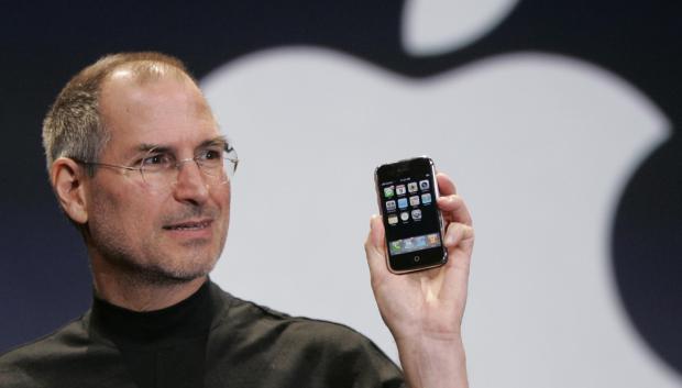 Steve Jobs presentó el primer iPhone el 9 de enero de 2007