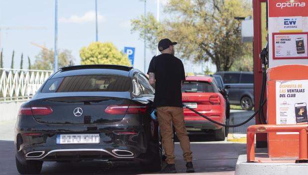 Un hombre reposta en una gasolinera, a 13 de mayo de 2022, en Madrid (España).