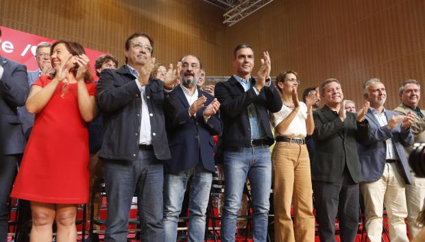 El presidente del Gobierno, Pedro Sánchez (c), acompañado de varios presidentes autonómicos en la reunión del Consejo Político Federal del PSOE, este sábado, en Zaragoza.